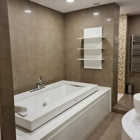 Incantevole Con Jacuzzi-2